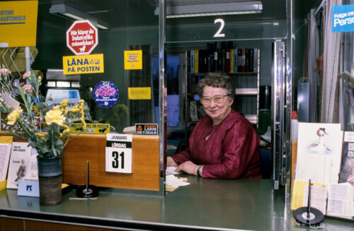 Ragnhild Näslund på Posten. Hennes sista tjänstgöringsdag 31 januari 1987. Postkontoret lades ner ett par år senare.