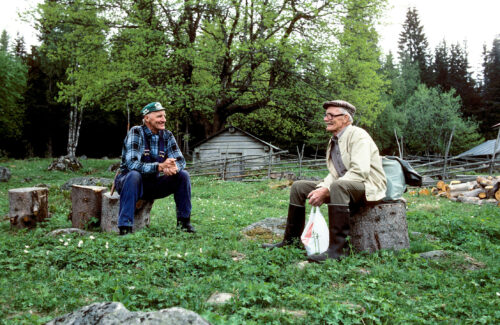 Krans Gunnar och Nypellas Axel njuter av våren i Bjönnberget. Maj 1980