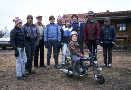 Robban Eghammar / Thomas Danielsson / Nypellas Axel Andersson / Patrik Danielsson / Arne Andersson / Mikael Danielsson / Lars Andersson / Anders Lindberg / Johan Danielsson / Hans Andersson på moppen. April 1980