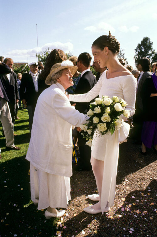 Berta Hanses och Lisskulla Ljungkvist, prästdottern som gifte sig med den brittiske fotografen Peter Waldman i Djura kyrka. Augusti 1988