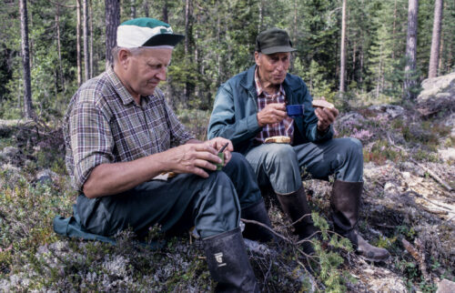 Pilt Axel och Pilt Nils tar sig en kafferast i skojjen. Augusti 1986