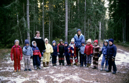 Skogsmullar på Stansta. Andreas Danielsson / Johan Daniels / Emma Solum / Nina Prosén / Anna Söberg / Elias Andersson / Daniel Henriksson / Ingemar Danielsson / Anders Pollak / Berit Frisk / Erik Daniels / Maria Brockne / Marie Sundström / Johanna Look / Anders Frisk.
November 1985