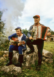 Åke Yngbäck och Ivan Ingels stod för musiken vid majstångsresningen i Bjönnberget // 30 juni 1979